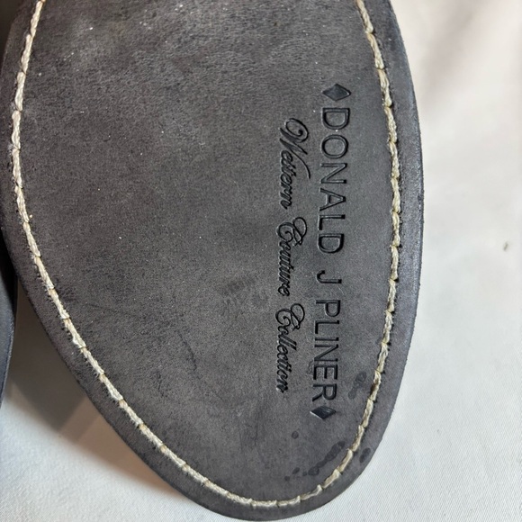 DONALD PLINER Sz 8.5 Dalis Stacked Heel Embossed Back Hooded Almond Toe Boots - Picture 7 of 11